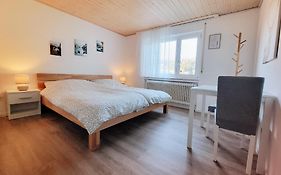 privates Zimmer in Unterkunft mit Glatttal Blick in Wasserschloss Nähe
